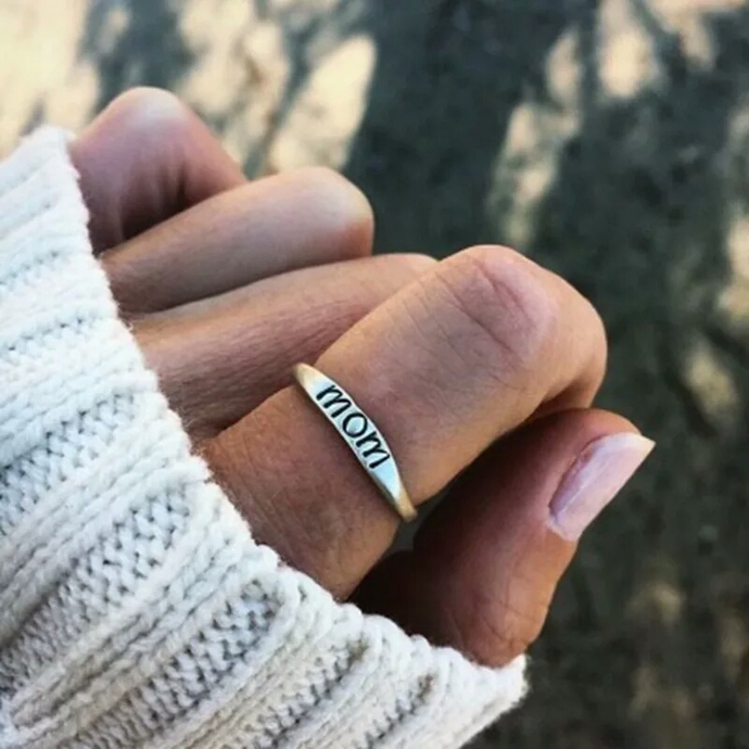 Mom feliratos gyűrű