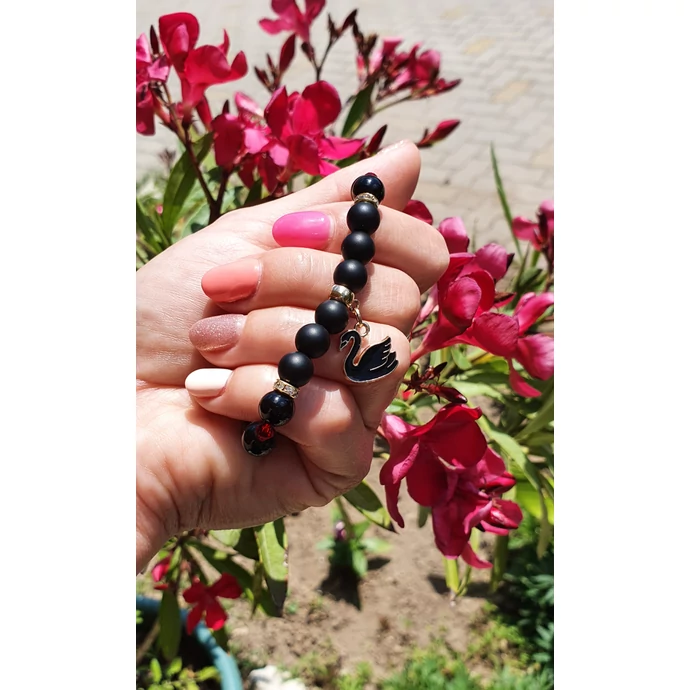 Fekete hattyú medálos ásványkarkötő_1