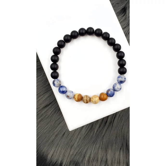 Gyönyörű egyedi karkötőfekete ónix, hegyikristály, szodalit és képjáspis  ásványokból készítve. Ezen ásványok kombinációja védi és erősíti a kapcsolatot. Segít megtartani a boldogságot és a kiegyensúlyozott szexuális életet.  Ónix hatása: energia, véd