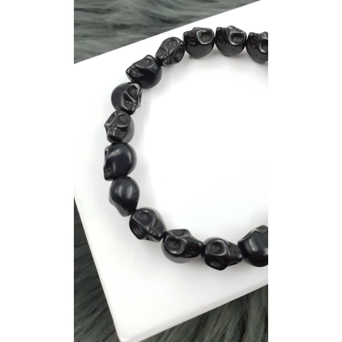 Koponya medálokkal díszített csiszol lávakő ásványkarkötő_1