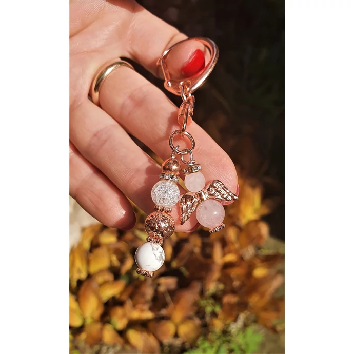 Rosegold angyal kulcstartó ásványgyöngyökből.