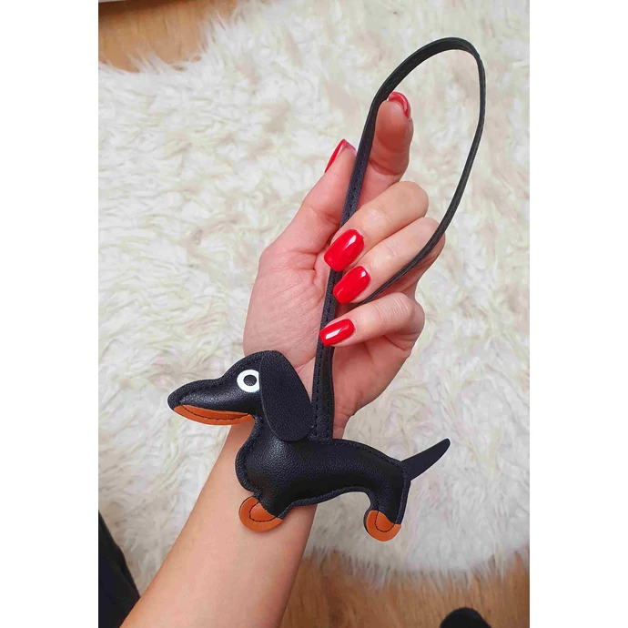 Tacskó táskadísz (több színben)