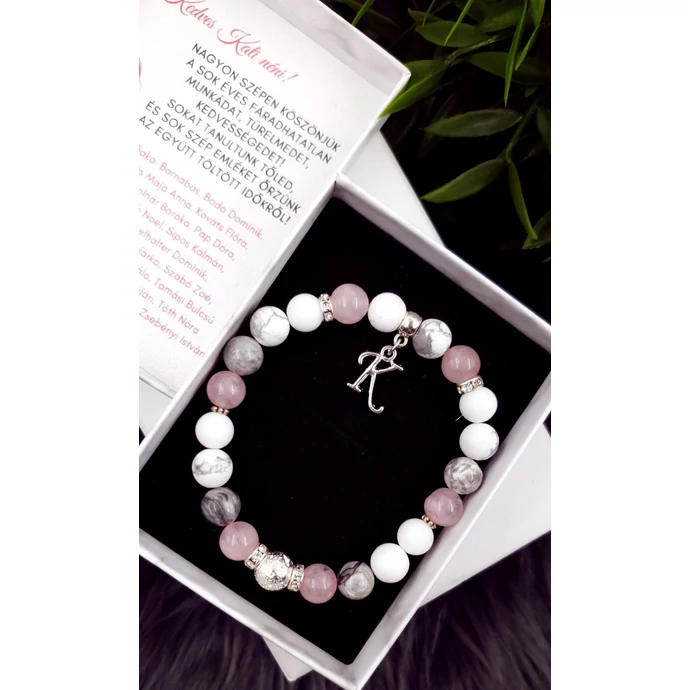 Díszdobozos búcsú ajándék karkötő betűvel "rózsaszín"