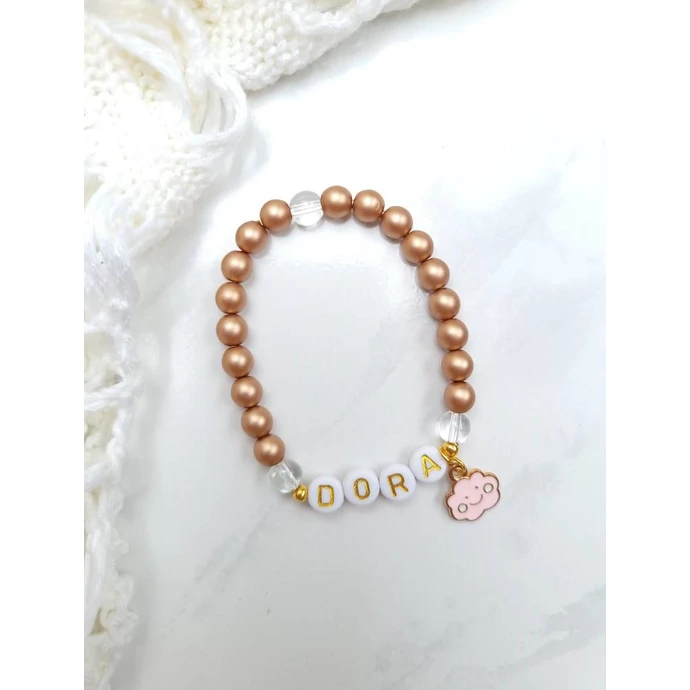 Gyerekkarkötő névvel és felhőcske medállal