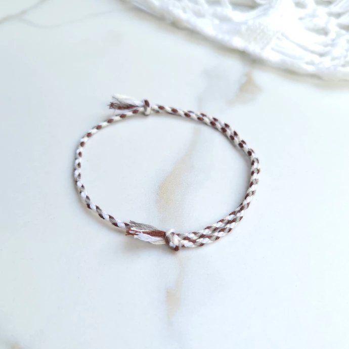 Barna-fehér sodort zsínor karkötő