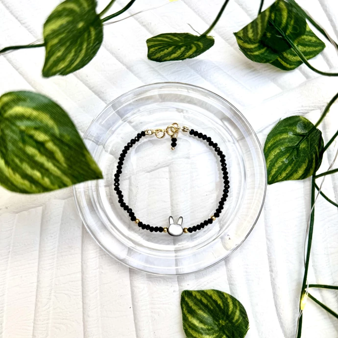 Fekete nyuszi kristálykarkötő